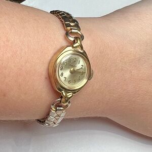 Vintage Timex Petite Gold Tone Bracelet Watch | Mechanical | Classic